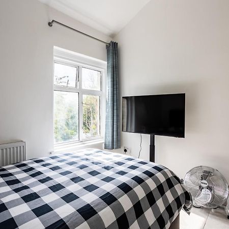 4 Bedroom House With Garden, Parking & 3 Mins Walking Distance From Train Station ロンドン エクステリア 写真