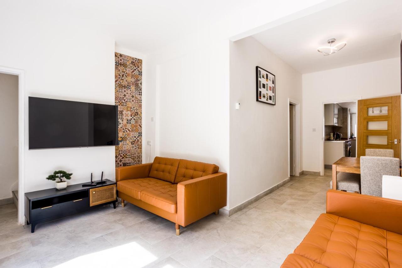 4 Bedroom House With Garden, Parking & 3 Mins Walking Distance From Train Station ロンドン エクステリア 写真