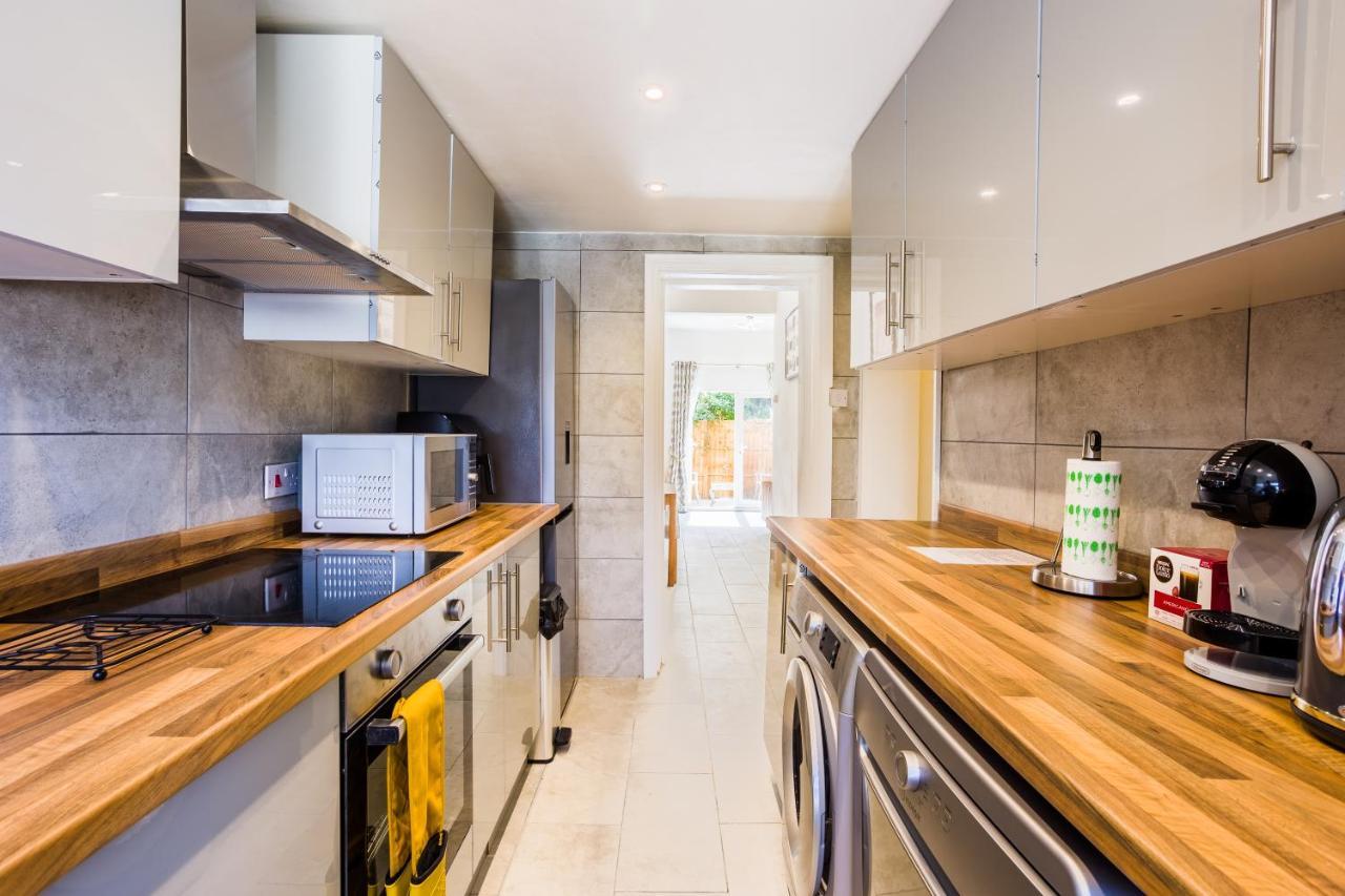4 Bedroom House With Garden, Parking & 3 Mins Walking Distance From Train Station ロンドン エクステリア 写真