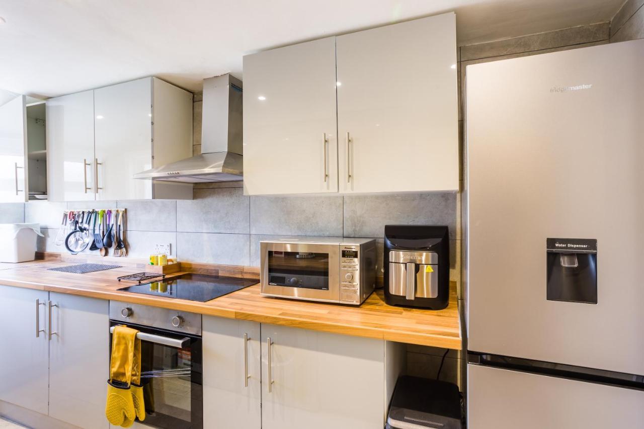 4 Bedroom House With Garden, Parking & 3 Mins Walking Distance From Train Station ロンドン エクステリア 写真