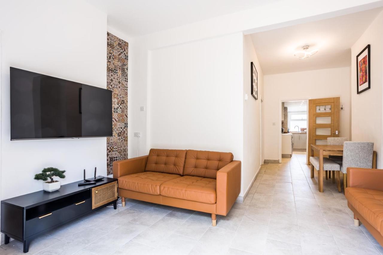 4 Bedroom House With Garden, Parking & 3 Mins Walking Distance From Train Station ロンドン エクステリア 写真