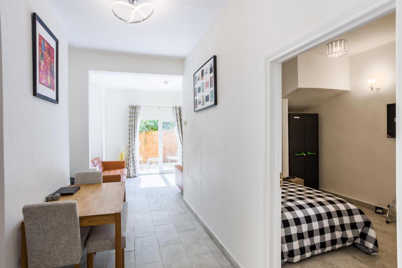 4 Bedroom House With Garden, Parking & 3 Mins Walking Distance From Train Station ロンドン エクステリア 写真