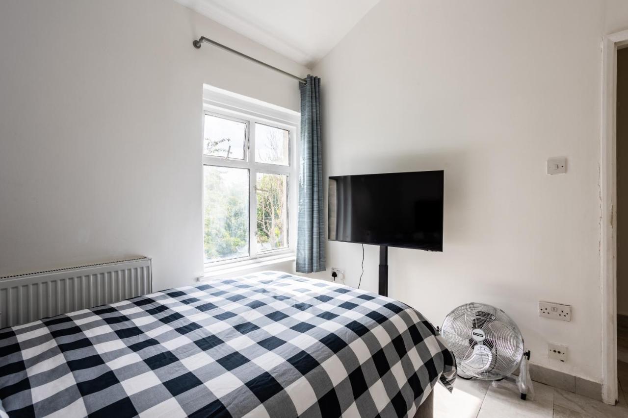 4 Bedroom House With Garden, Parking & 3 Mins Walking Distance From Train Station ロンドン エクステリア 写真