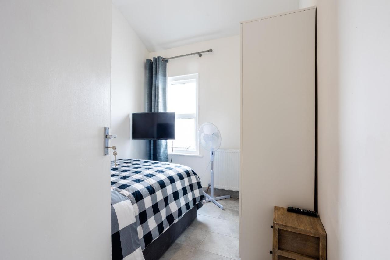 4 Bedroom House With Garden, Parking & 3 Mins Walking Distance From Train Station ロンドン エクステリア 写真