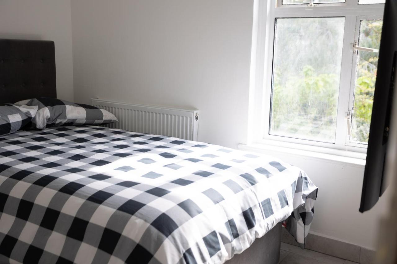 4 Bedroom House With Garden, Parking & 3 Mins Walking Distance From Train Station ロンドン エクステリア 写真