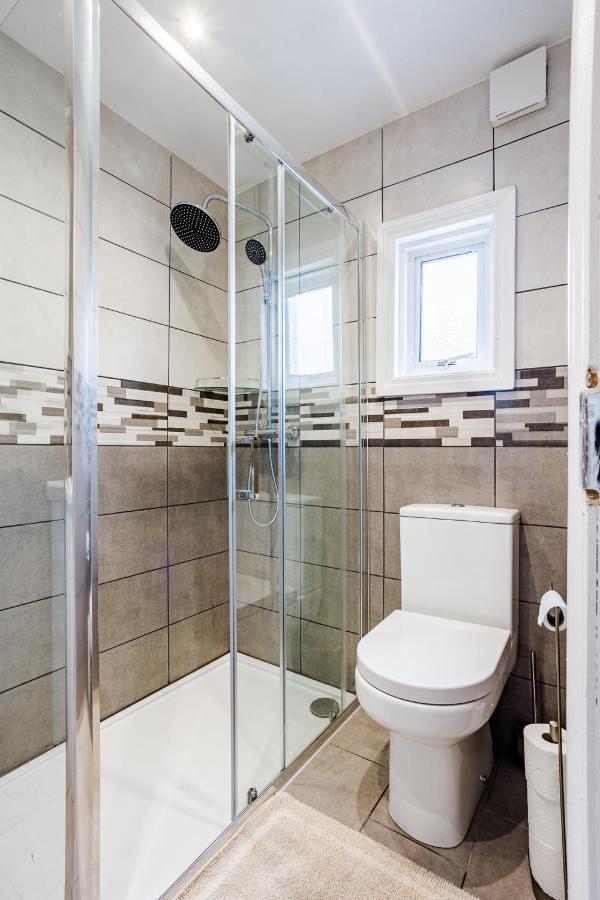 4 Bedroom House With Garden, Parking & 3 Mins Walking Distance From Train Station ロンドン エクステリア 写真