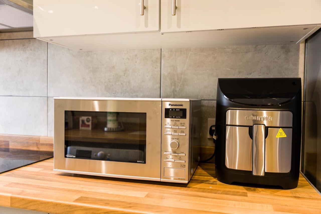 4 Bedroom House With Garden, Parking & 3 Mins Walking Distance From Train Station ロンドン エクステリア 写真