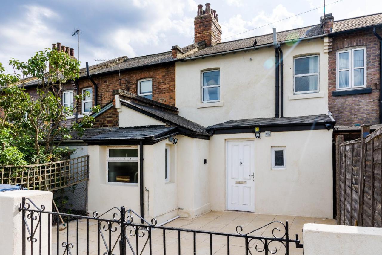 4 Bedroom House With Garden, Parking & 3 Mins Walking Distance From Train Station ロンドン エクステリア 写真