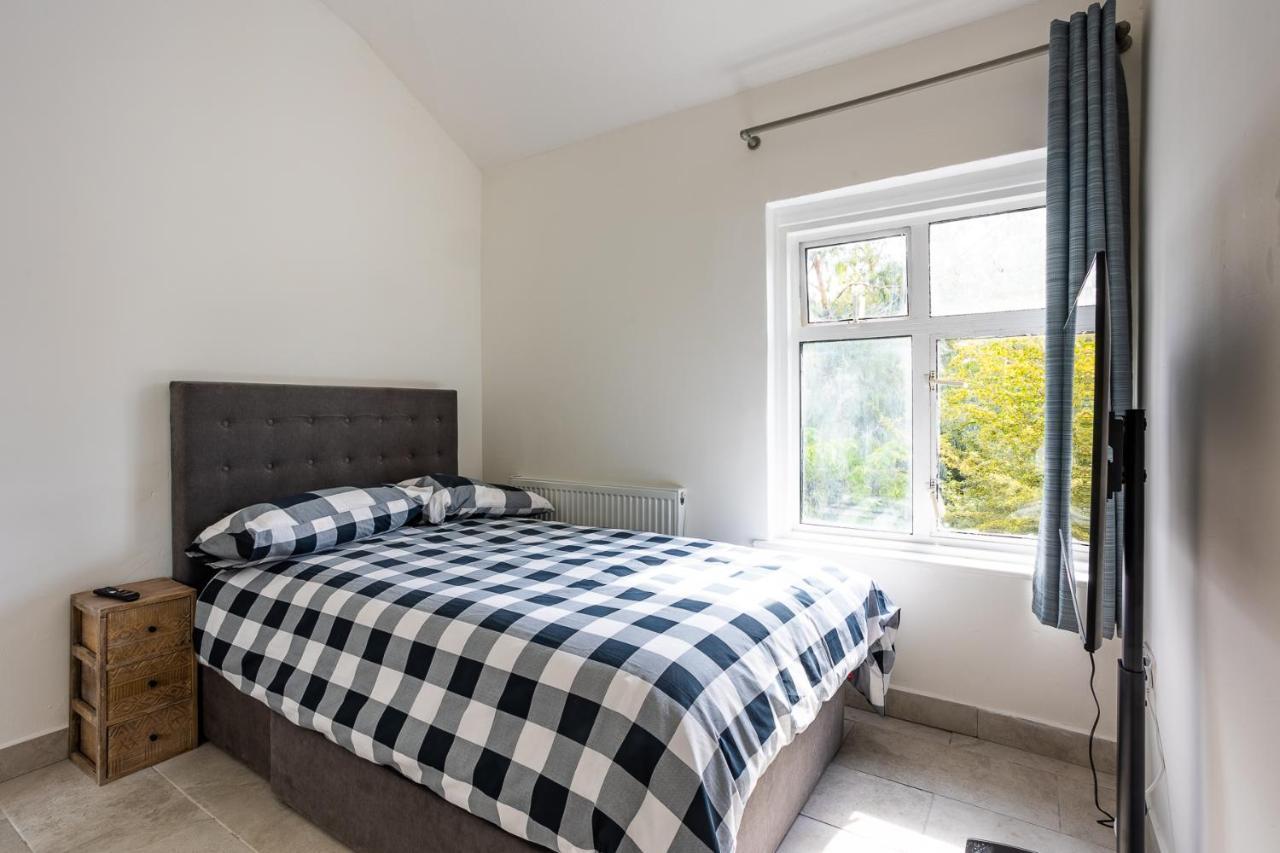 4 Bedroom House With Garden, Parking & 3 Mins Walking Distance From Train Station ロンドン エクステリア 写真