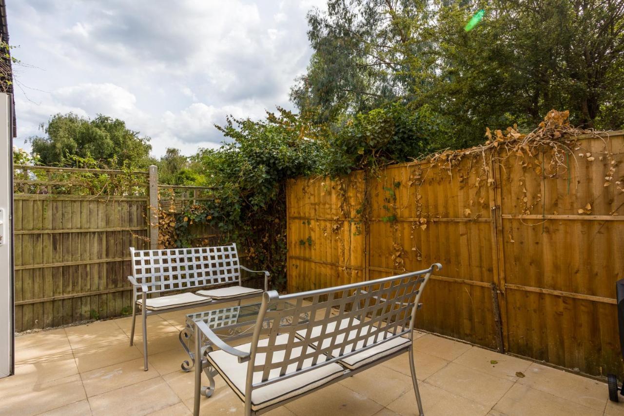 4 Bedroom House With Garden, Parking & 3 Mins Walking Distance From Train Station ロンドン エクステリア 写真