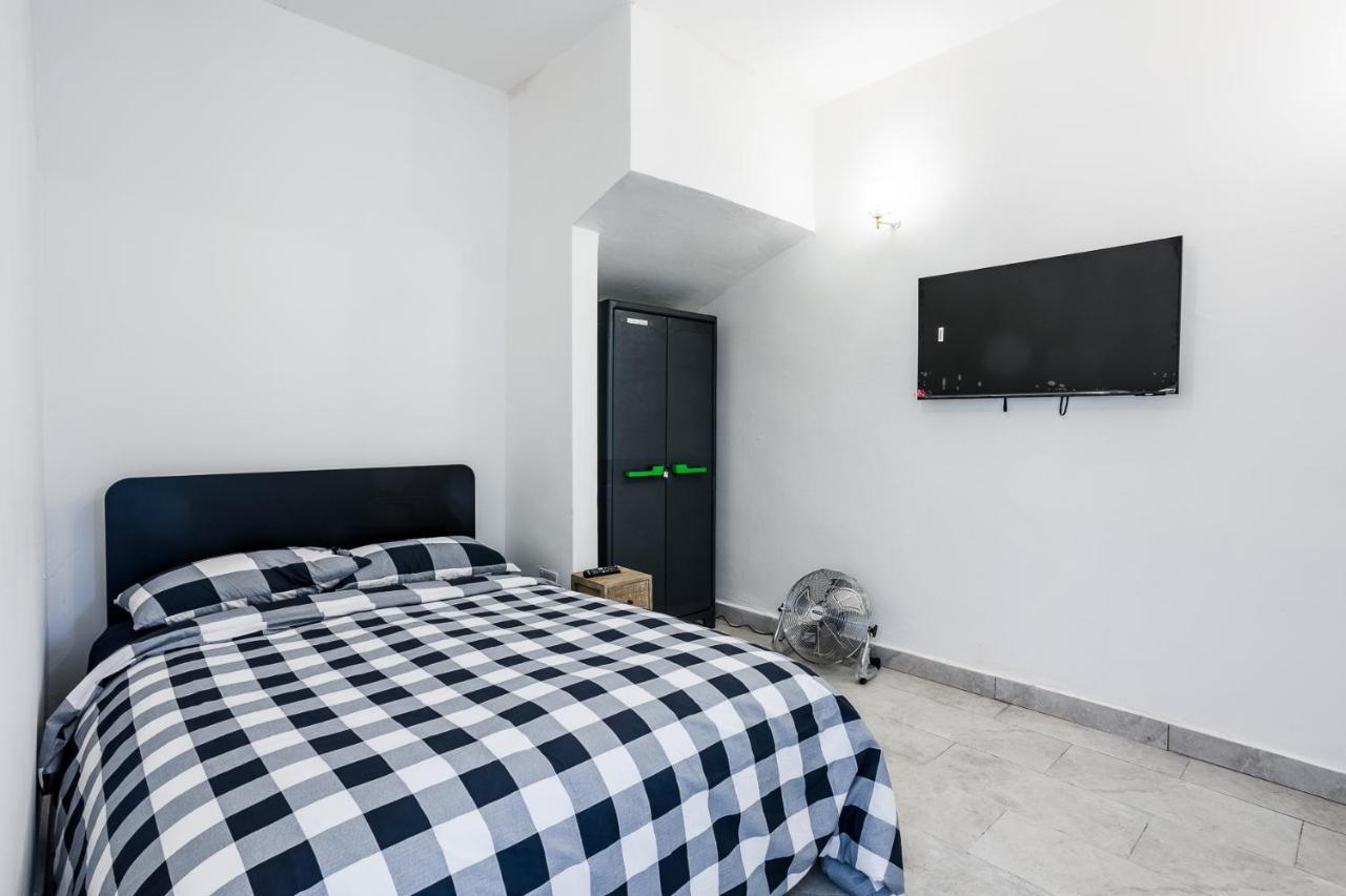 4 Bedroom House With Garden, Parking & 3 Mins Walking Distance From Train Station ロンドン エクステリア 写真