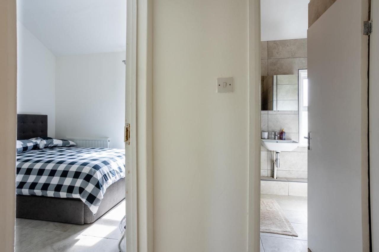4 Bedroom House With Garden, Parking & 3 Mins Walking Distance From Train Station ロンドン エクステリア 写真
