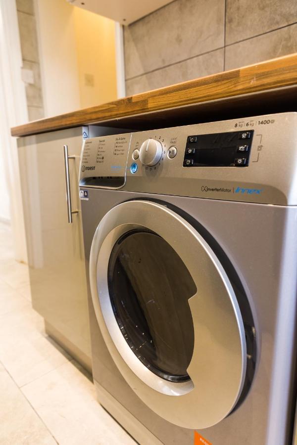 4 Bedroom House With Garden, Parking & 3 Mins Walking Distance From Train Station ロンドン エクステリア 写真