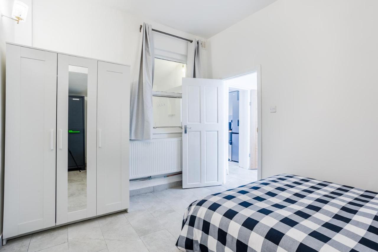 4 Bedroom House With Garden, Parking & 3 Mins Walking Distance From Train Station ロンドン エクステリア 写真