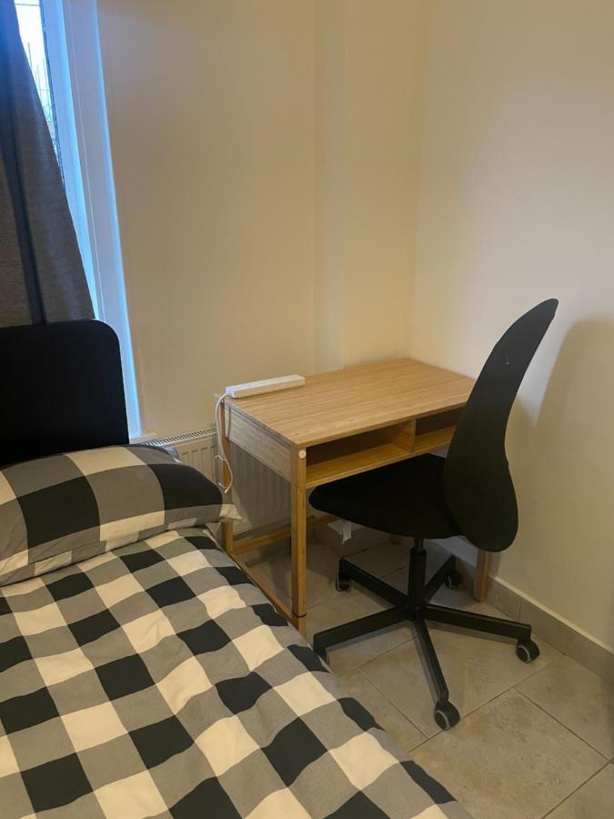 4 Bedroom House With Garden, Parking & 3 Mins Walking Distance From Train Station ロンドン エクステリア 写真