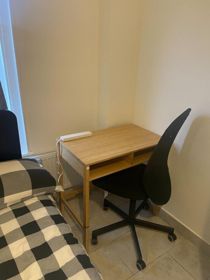 4 Bedroom House With Garden, Parking & 3 Mins Walking Distance From Train Station ロンドン エクステリア 写真